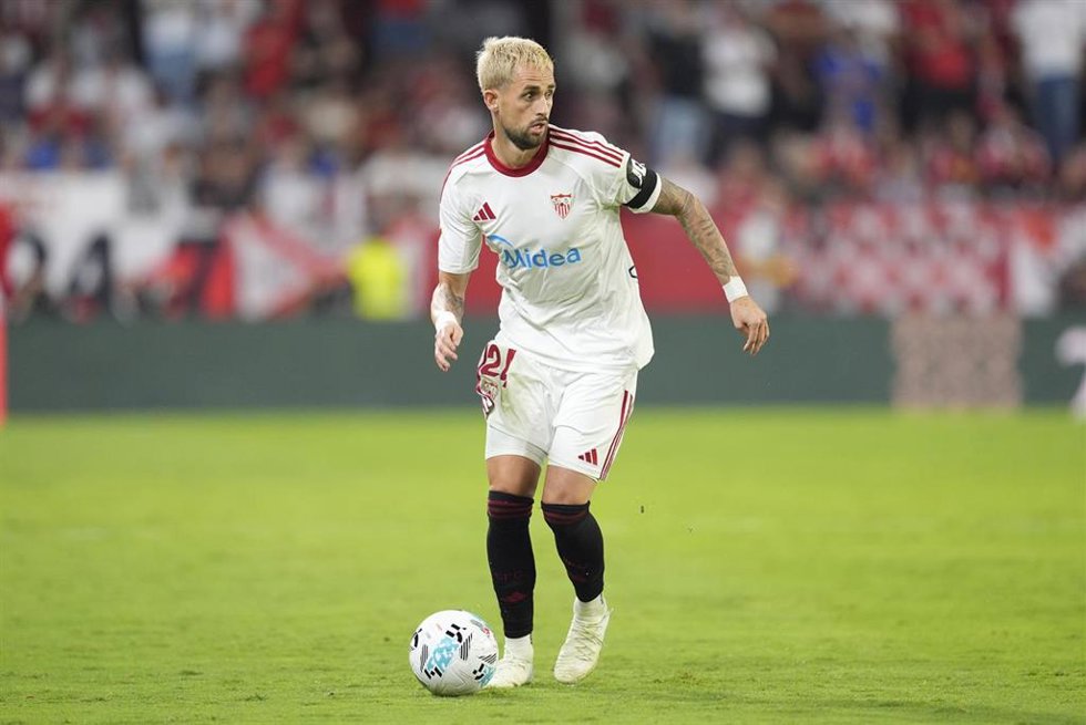 El futbolista del Sevilla FC Adnan Januzaj, ante el Villarreal CF en el Ramón Sánchez-Pizjuán.