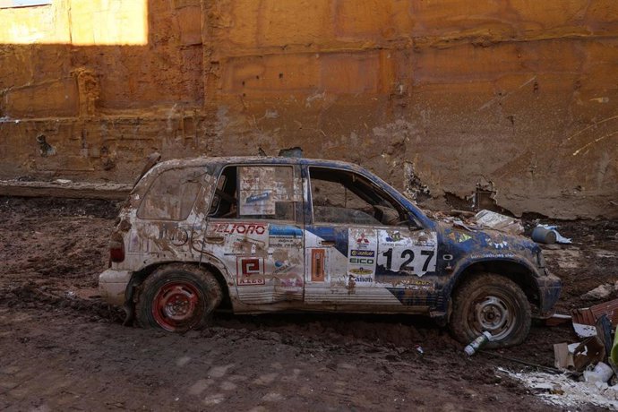 Archivo - Un coche destrozado tras la dana, a 28 de noviembre de 2024, en Paiporta