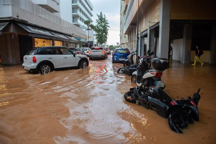 Motos volcadas por el agua, a 30 de septiembre de 2025, en Ibiza, Islas Baleares (España). 