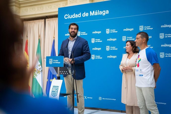 El concejal delegado de Deporte, Borja Vivas, junto al presidente del Club Aliquindoi, Francisco Pareja; y la responsable de Acción Social de CaixaBank Andalucía, Yolanda Solero