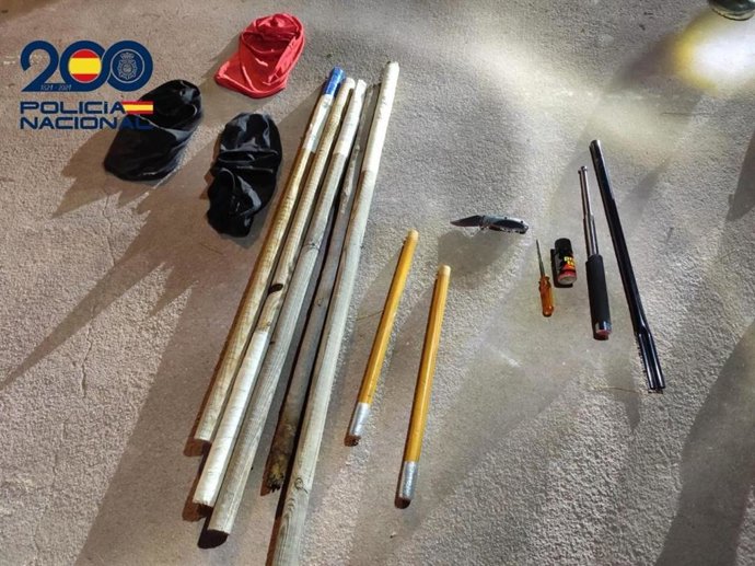 Material incautado por la Policía Nacional en Madrid a aficionados del Atlético de Madrid y Eintrach Frankfurt, evitando un enfrentamiento entre ambos