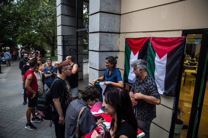 Más Madrid agota en apenas una hora las 1.200 banderas palestinas repartidas en la capital.