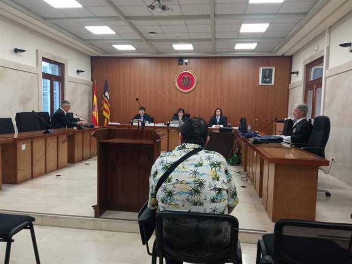 Condenado a cuatro años de cárcel por abusar sexualmente de la hija de su sobrino cuando la niña tenía entre 9 y 11 años.