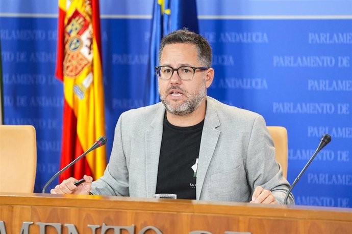 El portavoz del Grupo Mixto-AdelanteAndalucía, José Ignacio García, durante la ronda de ruedas de prensa de portavoces de los grupos parlamentarios en el Parlamento de Andalucía, a 1 de octubre de 2025 en Sevilla (Andalucía, España). Los portavoces de los