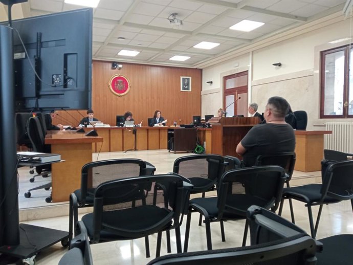 Dos años de cárcel por abusar sexualmente y maltratar a una niña, hija de su pareja, durante años.