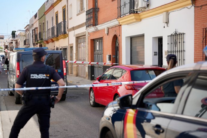 Imagen de la vivienda del barrio sevillano de Palmete donde ha fallecido un hombre golpeado en la cabeza