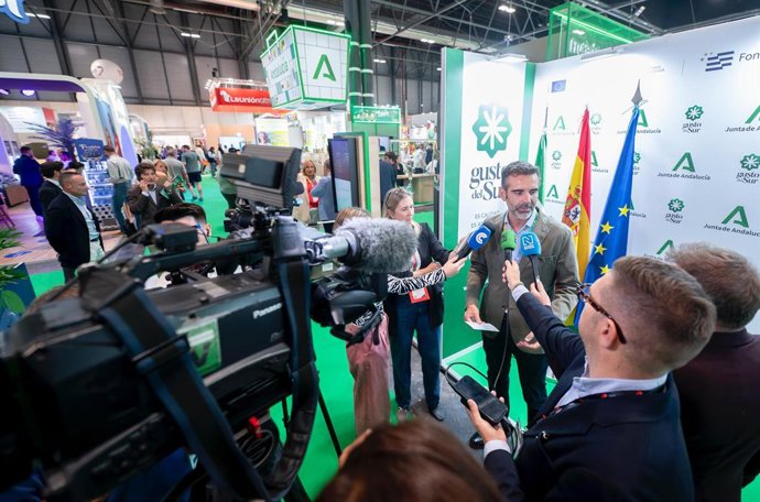 El consejero de Agricultura, Ramón Fernández-Pacheco, en Fruit Attraction.