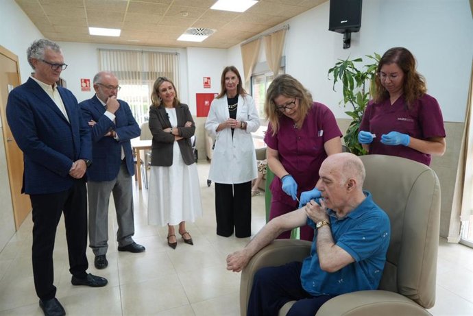 Los consejeros de Salud y de Política Social visitan la residencia Virgen del Valle de Murcia con motivo del inicio de esta vacunación en personas vulnerables