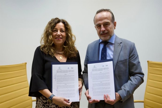 La consejera de Desarrollo Educativo y Formación Profesional, María del Carmen Castillo, y el presidente de la Federación Andaluza de Empresas Cooperativas de Trabajo (FAecta), Luis Miguel Jurado, han firmado un protocolo para fomentar e impulsar la FP.