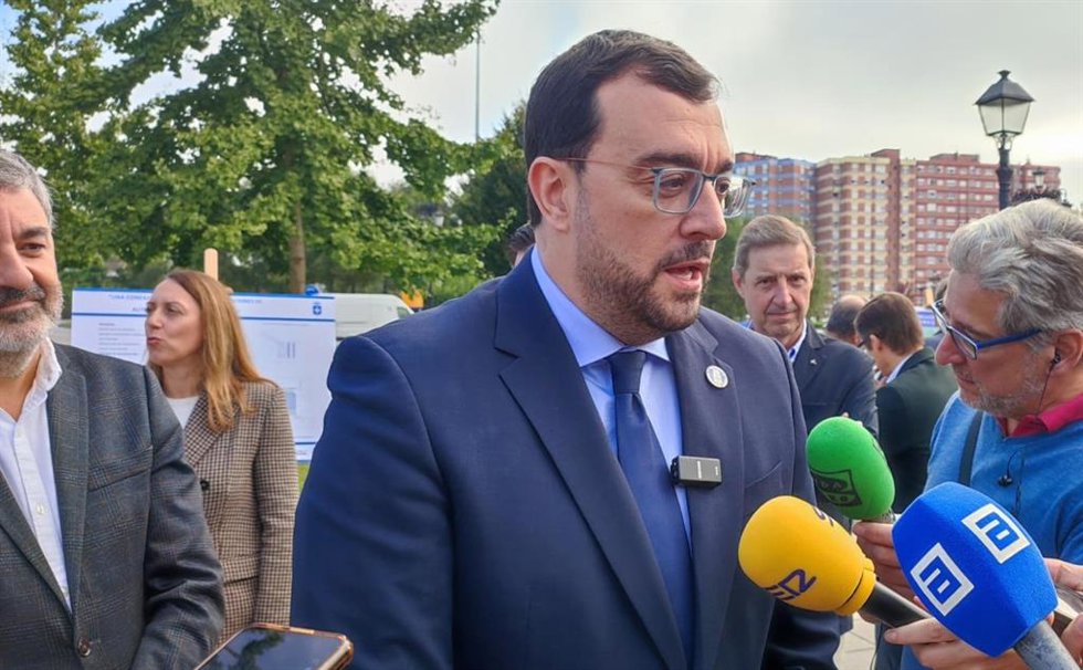 El presidente del Principado de Asturias, Adrián Barbón, atiende a los medios en Oviedo.