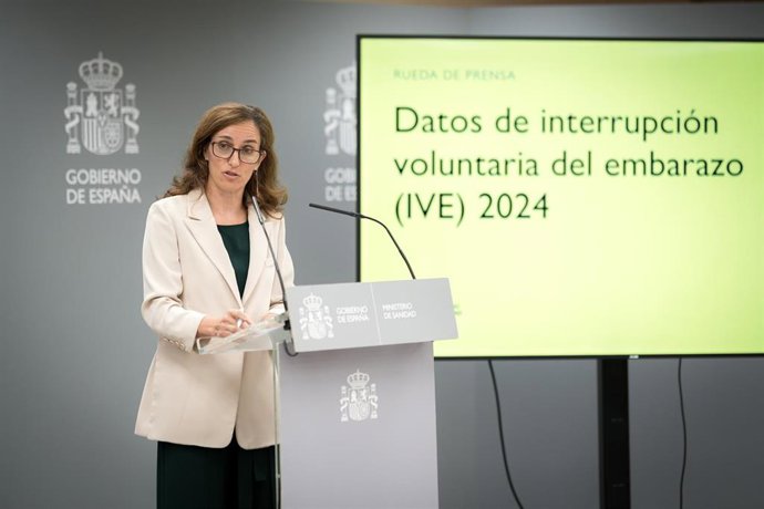 La ministra de Sanidad, Mónica García, presenta el estudio de la información correspondiente a las interrupciones voluntarias del embarazo realizadas en España durante el año 2024, a 1 de octubre de 2025, en Madrid (España).