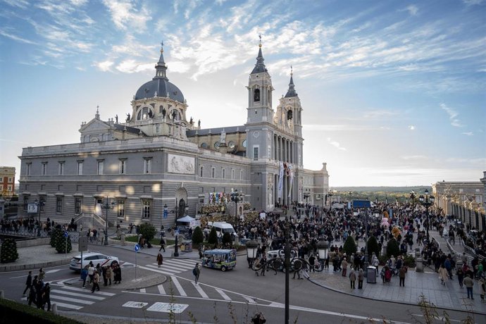 Archivo - Vista general de una ofrenda floral a la Virgen de la Almudena, en la Plaza de la Almudena, a 9 de noviembre de 2023, en Madrid (España). 
