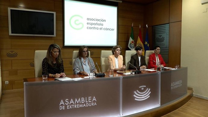 Pacientes de cáncer de mama participan en una jornada de AECC celebradas en la Asamblea de Extremadura.