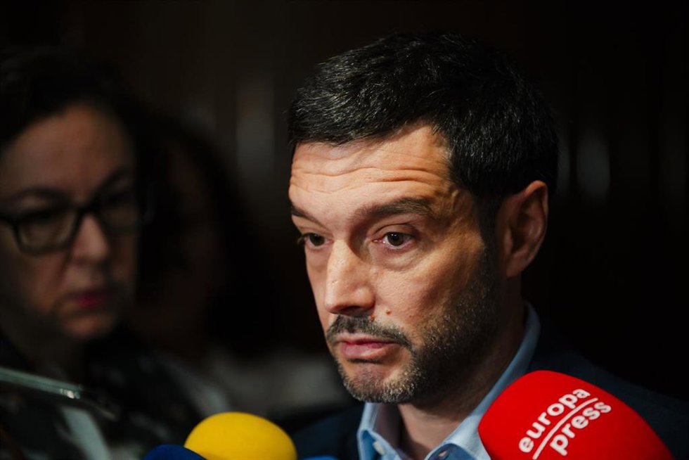 El ministro de Derechos Sociales, Consumo y Agenda 2030, Pablo Bustinduy, atiende a los medios a su llegada a la celebración del 10 Aniversario de la Agenda 2030  con el acto "Voces del Desarrollo Sostenible", organizado por el Ministerio de Derechos S