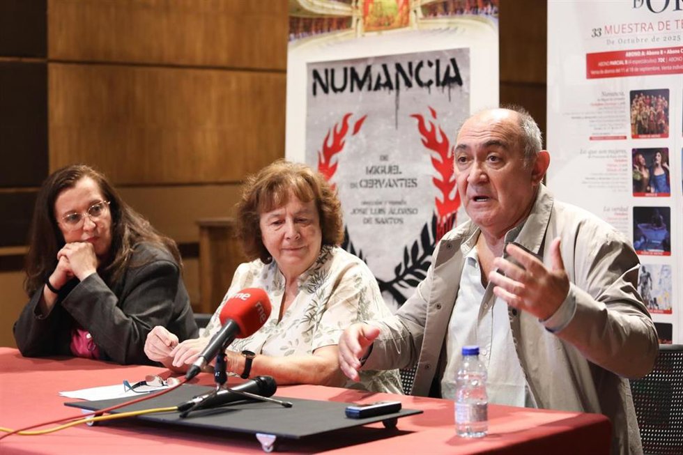 La Concejal De Cultura, Ana Pérez Presenta La Obra Numancia, Junto Con Los Actores Pepa Pedroche Y Arturo Querejeta.