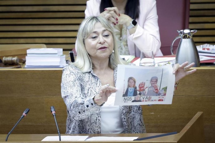 La diputada Nathalie Torres (Compromís) en el pleno de Les Corts
