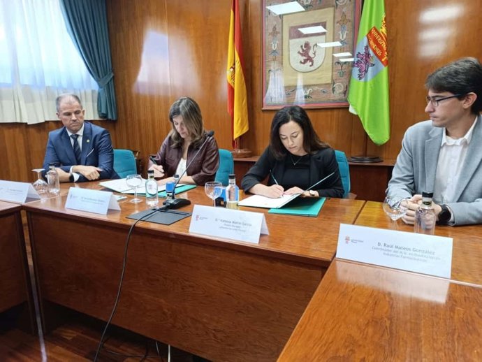 La rectora de la ULE, Nuria González (segunda por la izquierda) y la people manager de León Farma, Vanesa Martín García (a su derecha), durante la firma del convenio de colaboración.