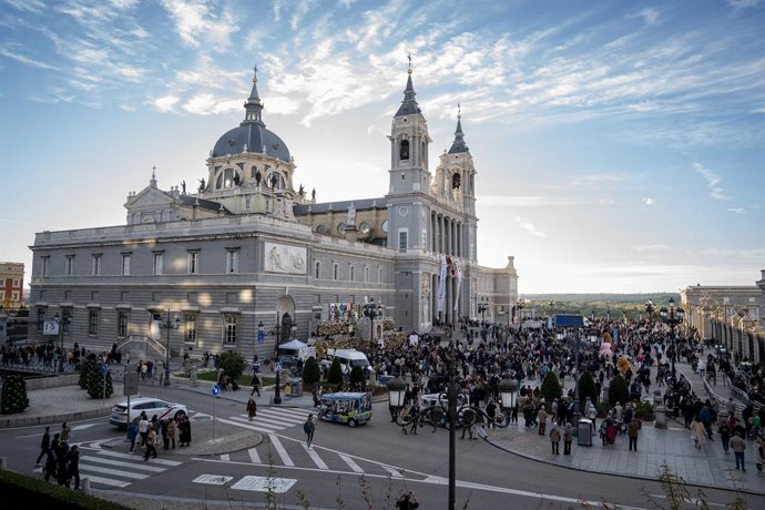 Archivo - Arquivo - Vista geral de uma homenagem floral à Virgem da Almudena, na Plaza de la Almudena, em 9 de novembro de 2023, em Madri (Espanha). Desde 1908, todo dia 9 de novembro, Madri presta homenagem à sua padroeira, a Virgem da Almudena. Solicita