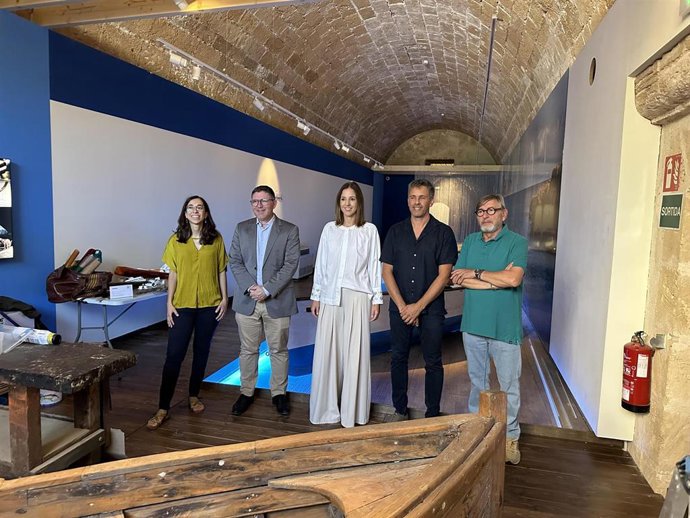 La vicepresidenta de Consell de Mallorca y consellera insular de Cultura y Patrimonio, Antònia Roca y el director del Museo Marítimo de Mallorca, Albert Forès acompañados de el presidente de la asociación Amics del Museu Marítim, Manolo Gómez