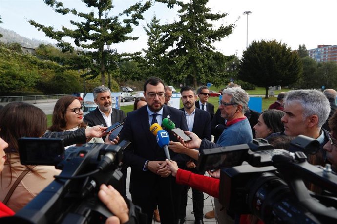 El presidente del Principado de Asturias, Adrián Barbón, atiende a los medios en Oviedo.