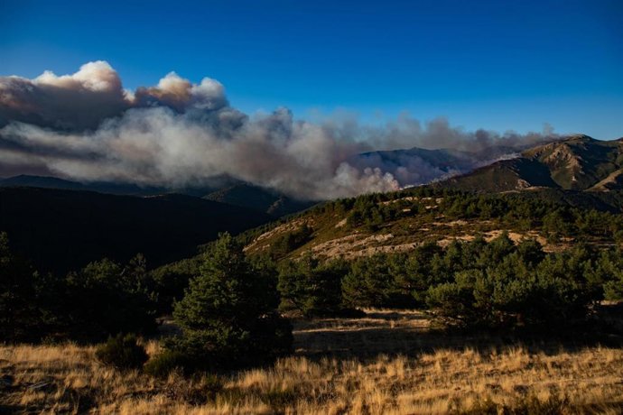 Vista del incendio del entorno del Pico del Lobo, desde el Puerto de la Quesera, a 26 de septiembre de 2025, en Segovia, Castilla y León (España). El incendio declarado el pasado domingo a causa de un rayo, en un paraje del Pico del Lobo, en la pedanía gu