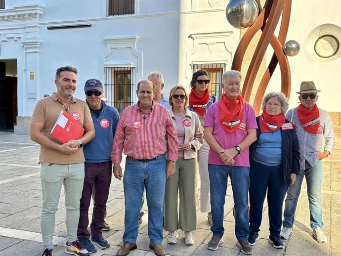 Pensionistas y jubilados de UGT y CCOO en Extremadura frente a la Asamblea