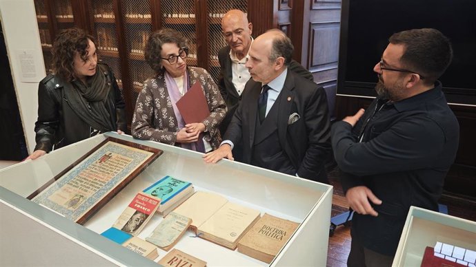 La Profesora, María Gómez Martín; La Bibliotecaria Jefal, María José Ferrer Echávarri; El Presidente De Fundación Juan Muñiz Zapico, Darío Díaz; El Rector De La Universidad, Ignacio Villaverde Y El Director De La Fundación Juan Muñiz Zapico, Toño Huerta.