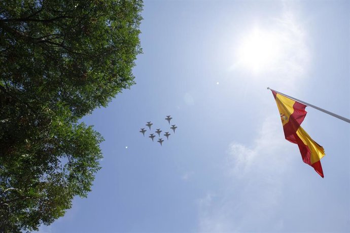 Archivo - Imagen de archivo de aviones de combate españoles durante el desfile del Día de la Hispanidad en Granada.