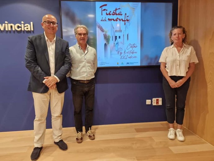 El diputado de Cultura, Manuel López Mestanza, junto al alcalde de Cútar, Francisco Javier Ruiz, durante la presentación de este evento que rinde homenaje a los monfíes, habitantes que en el siglo XVI y XVII  se resistieron a abandonar Cútar.