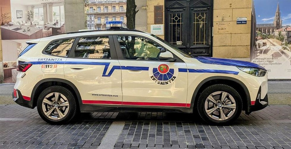 Archivo - Coche de Ertzaintza en San Sebastián