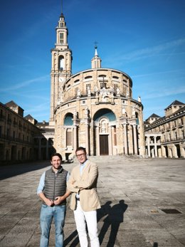 Los diputados del PP de la Junta General del Principado de Asturias, José Luis Costillas y Andrés Ruiz (presidente del PP gijonés), en el patio de la antigua Universidad Laboral.