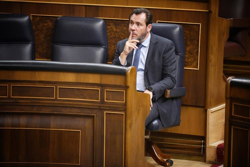 El ministro de Transportes y Movilidad Sostenible, Óscar Puente, durante una sesión plenaria en el Congreso de los Diputados, a 16 de septiembre de 2025, en Madrid (España). 