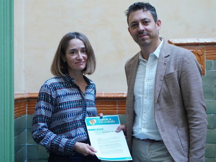 La comissionada del català, Marta Salicrú, amb el regidor de Junts Joan Rodríguez