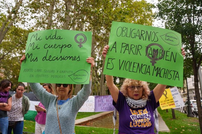 Varias personas durante una concentración para exigir el derecho al aborto libre en la sanidad pública para todas, frente al Ministerio de Sanidad, a 28 de septiembre de 2025, en Madrid (España). 