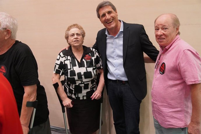 El delegado del Gobierno en Andalucía, Pedro Fernández, en el centro de la imagen, en un acto con mayores.