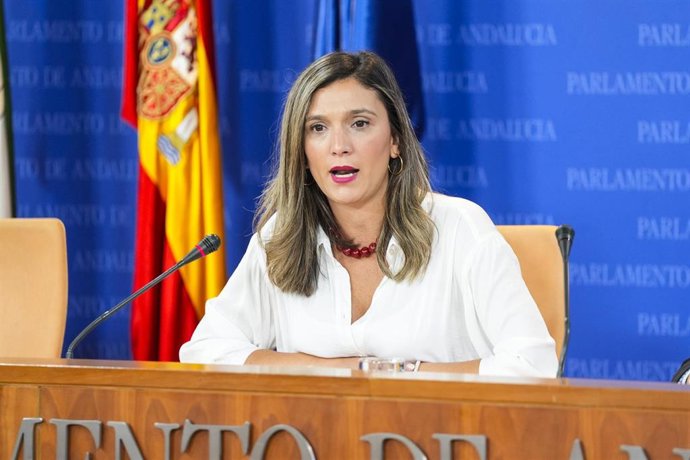 La portavoz del Grupo Parlamentario Socialista, María Márquez, durante la ronda de ruedas de prensa de portavoces de los grupos parlamentarios en el Parlamento de Andalucía, a 1 de octubre de 2025 en Sevilla (Andalucía, España). Los portavoces de los grup