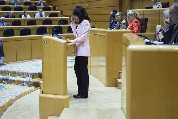 La ministra de Igualdad, Ana Redondo, interviene durante un pleno en el Senado, a 1 de octubre de 2025, en Madrid (España).  El PSOE ha registrado una moción en el Senado para que el PP se posicione en contra del "genocidio’’ de Israel en Gaza y Cisjordan