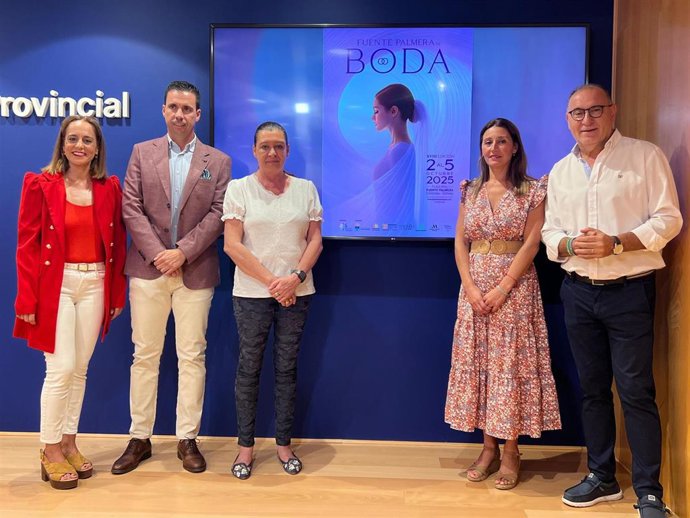 La diputada de Desarrollo Económico Sostenible, Esperanza González, junto a la segunda teniente de alcalde de Fuente Palmera, Sonia Rovira y el presidente de la Asociación empresarial de la colonia de Fuente Palmera, Manuel Hidalgo