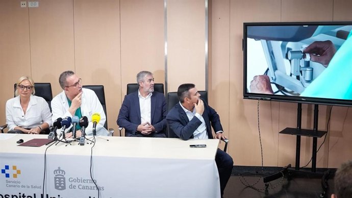 El presidente de Canarias, Fernando Clavijo, en la rueda de prensa del Hospital José Molina Orosa de Arrecife (Lanzarote)