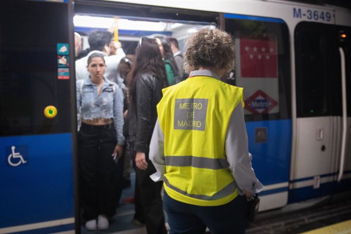 Personal de Metro en la estación de Sol