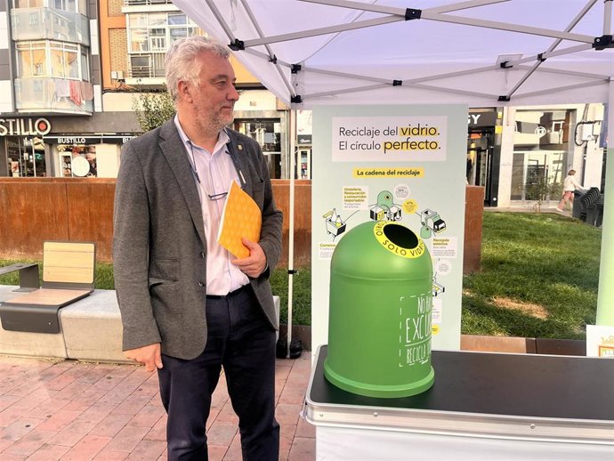 El concejal de Sanidad y Medio Ambiente, Carlos Niño, junto a expositor de los contenedores.