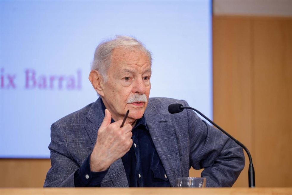 Archivo - El escritor Eduardo Mendoza, durante una rueda de prensa en la Biblioteca Jaume Fuster, a 14 de mayo de 2025, en Barcelona, Catalunya (España). Eduardo Mendoza ha sido galardonado con el Premio Princesa de Asturias de las Letras 2025, tras que