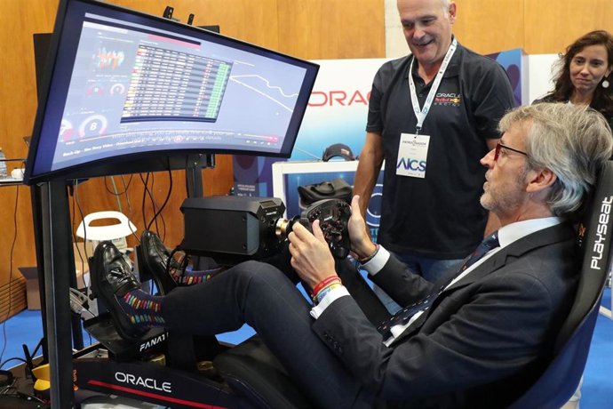 El consejero de Economía, Hacienda, Fondos Europeos y Transformación Digital, Luis Alberto Marín, durante una de las demostraciones realizadas en el 'I Summit IA & Ciberseguridad'