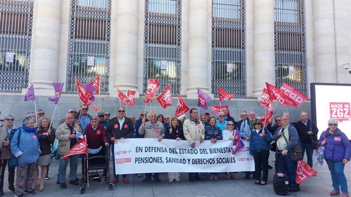 Concentración de UGT y CCOO con motivo del Día Internacional de las Personas Mayores.