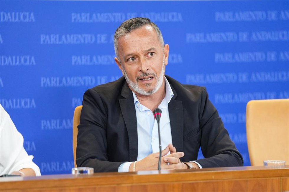 El portavoz adjunto del Grupo Parlamentario Socialista, Rafael Recio, durante la ronda de ruedas de prensa de portavoces de los grupos parlamentarios en el Parlamento de Andalucía, a 1 de octubre de 2025 en Sevilla (Andalucía, España). Los portavoces de