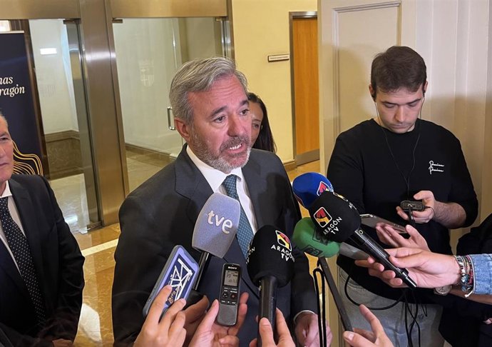 El presidente del Gobierno de Aragón, Jorge Azcón, atiende a los medios de comunicación antes de los Premios Personas Mayores de la Comunidad Autónoma de Aragón 2025.