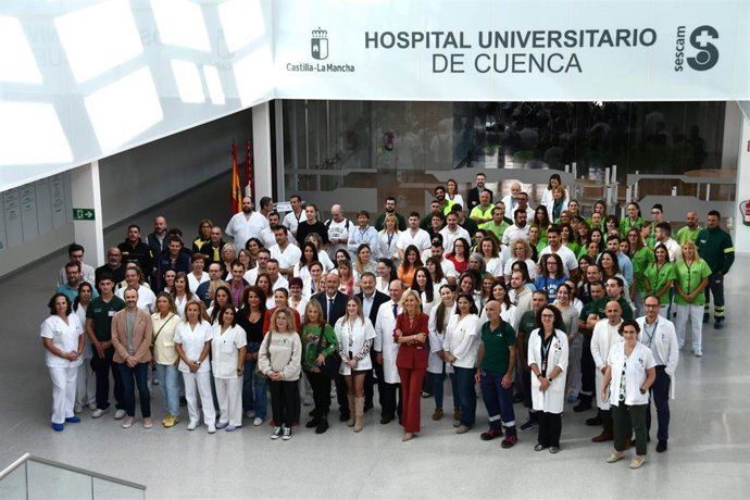 El vicepresidente primero del Gobierno regional, José Luis Martínez Guijarro, ha recibido a los nuevos profesionales que se han contratado para el Hospital Universitario de Cuenca.