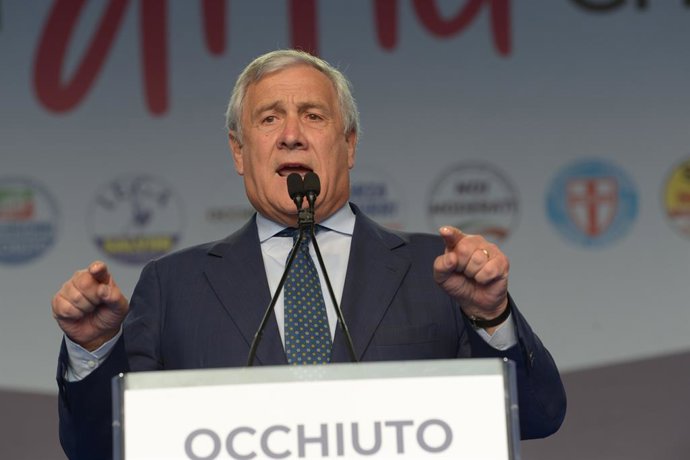 Lamezia Terme (Cz, Lamezia Terme, Itália: Antonio Tajani e Giorgia Meloni na Calábria para as eleições regionais durante o primeiro-ministro Giorgia Meloni com os vice-presidentes Antonio Tajani e Matteo Salvini na Calábria para as eleições regionais, Not