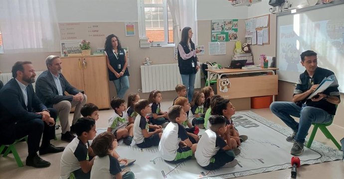 El viceconsejero de Política y Organización Educativa, José Carlos Fernández, y de Vivienda, Transportes e Infraestructuras, José María García, en una actividad de AulaMetro