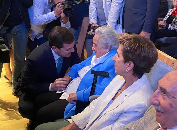 El presidente de la Junta de Castilla y León, Alfonso Fernández Mañueco, con la alumna más mayor de la Universidad de la Experiencia de Salamanca, Visitación Macías.